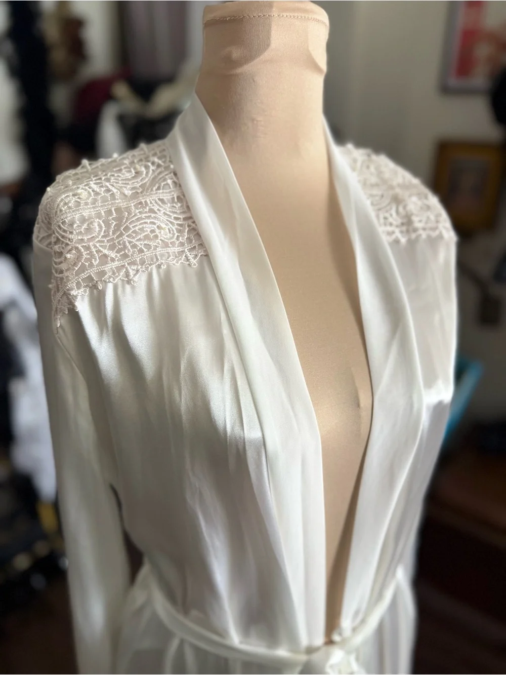 2010’s Elegant White Lace-Trim Long Robe with Tie Belt